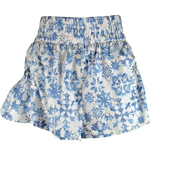 Free People Movement Women's LRG Arctic Snow Get Your Flirt On Shorts NWT - Picture 3 of 9